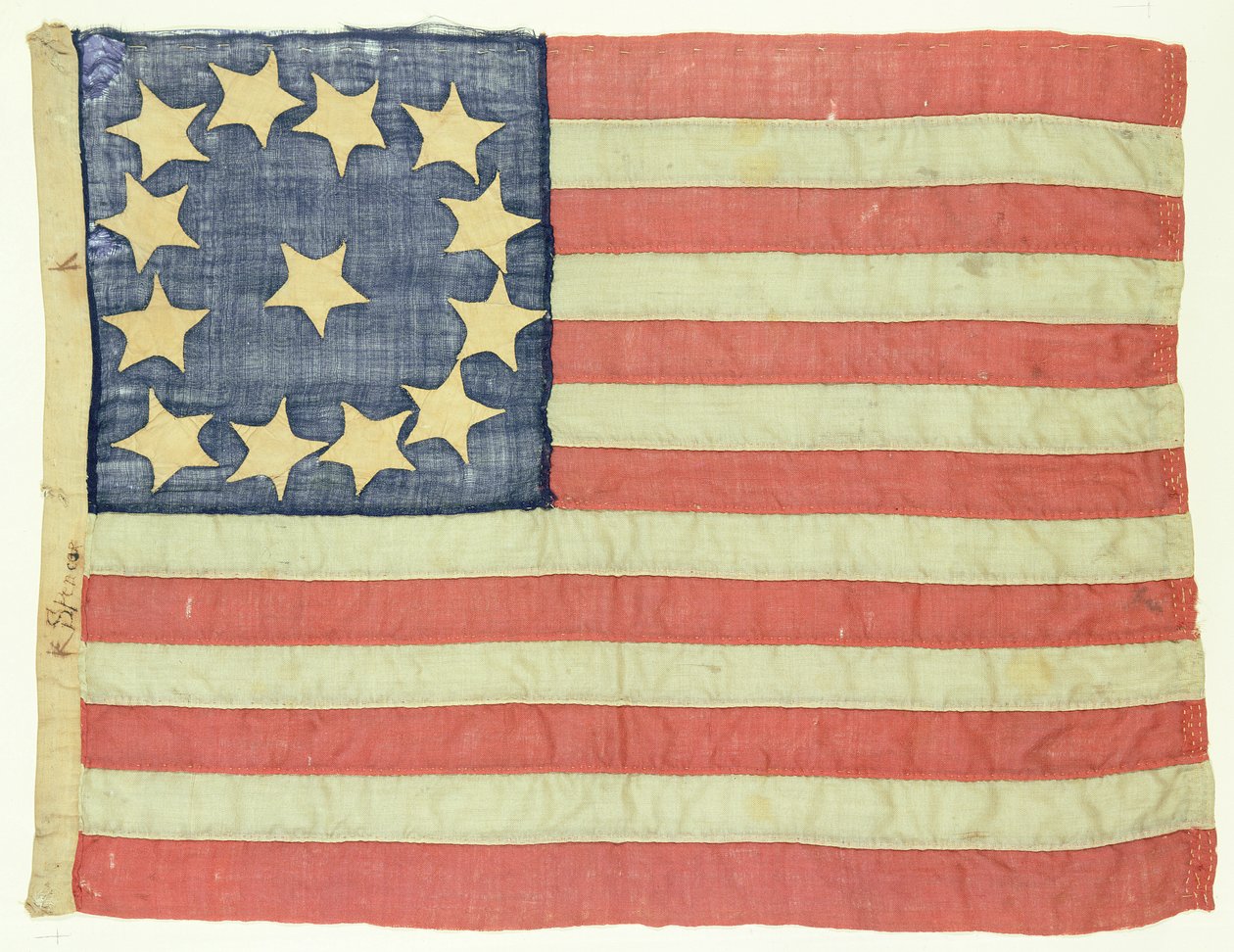 Käsin ommeltu lippu kolmetoista tähteä, n. 1830-80 (villaa ja puuvillaa) tekijältä American School