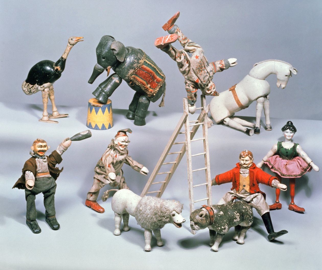 Humpty Dumpty Circus akrobaatit ja eläintarha. n. 1900 (puu ja paperimassa) tekijältä American School