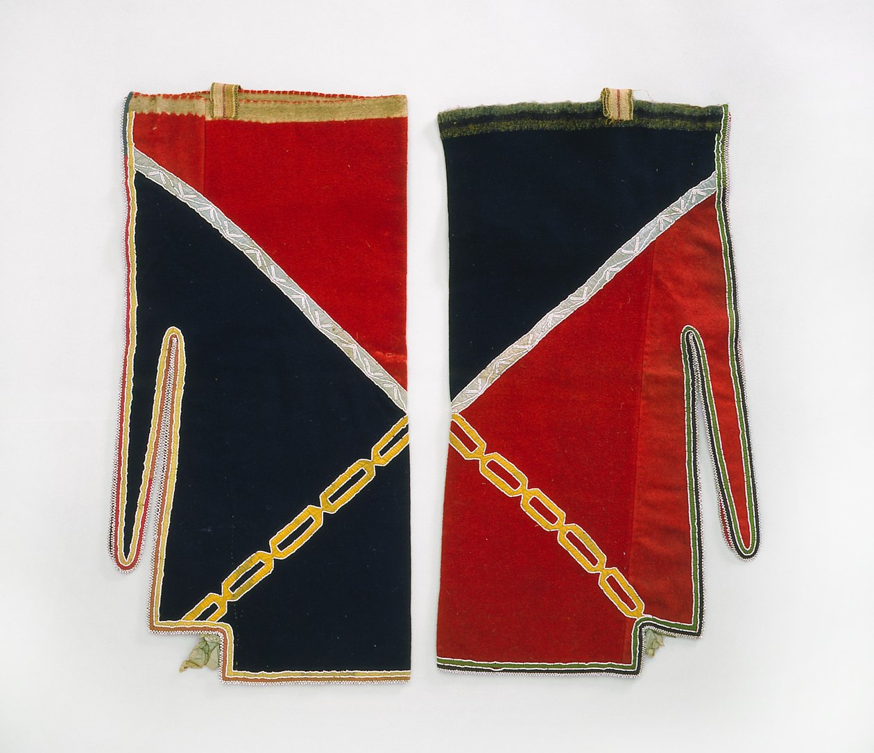 Leggingsit, Chippewa, n. 1840 (villakangas, lasihelmiä, silkkinauha, niinikuituhihnat ja lanka) tekijältä American School