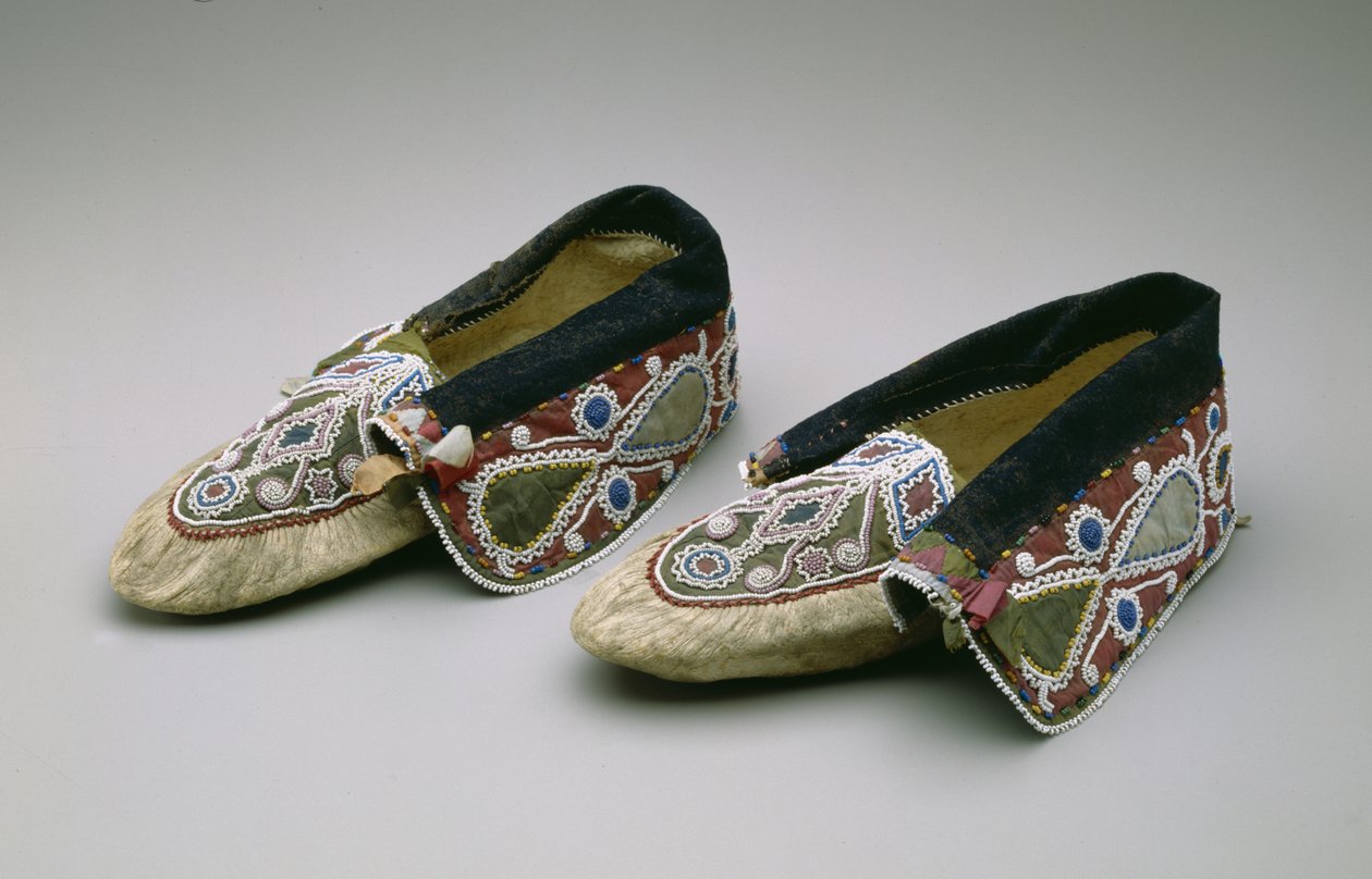 Mokasiinit, Chippewa, n. 1835 (buckskin, lasihelmiä, puuvillaa, silkkikangasta ja nauhaa) tekijältä American School