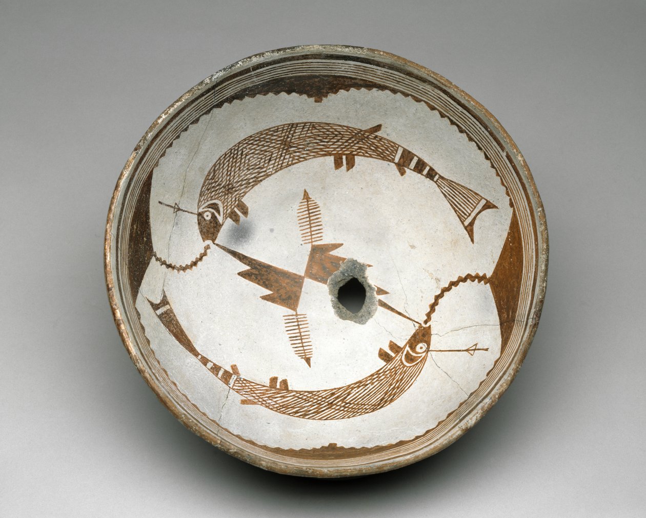 Mogollon kulho kahdella koukulla, Style II, 1025-1150 (keramiikka bikromilla liukumaalauksella) tekijältä American School