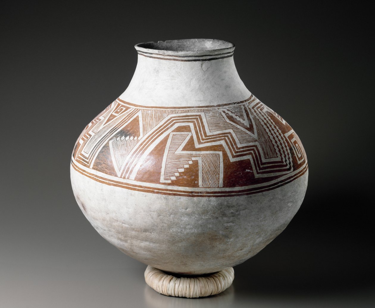 Mogollon-purkki geometrisilla kuvioilla, tyyli II, 1025-1150 (keramiikka bikromimaalaus) tekijältä American School