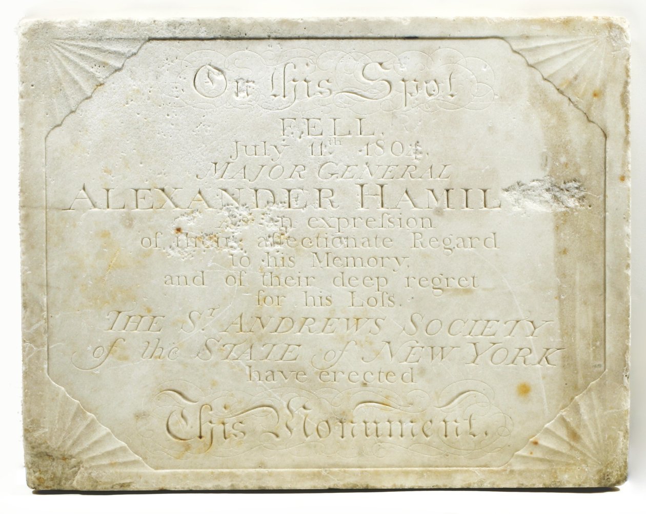 Kiltti kenotaafille, joka merkitsee paikkaa, jossa Alexander Hamilton haavoittui kuolemaan kaksintaistelun aikana Aaron Burrin kanssa, n. 1805 (marmori) tekijältä American School
