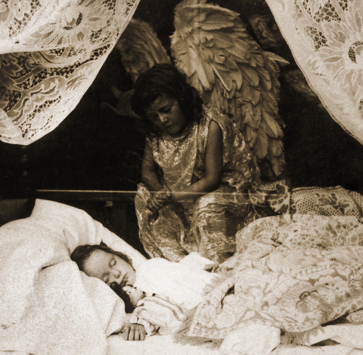 Suojelusenkelinsä vartioi nukkuvaa tyttöä, 1898 (stereografi) tekijältä American School