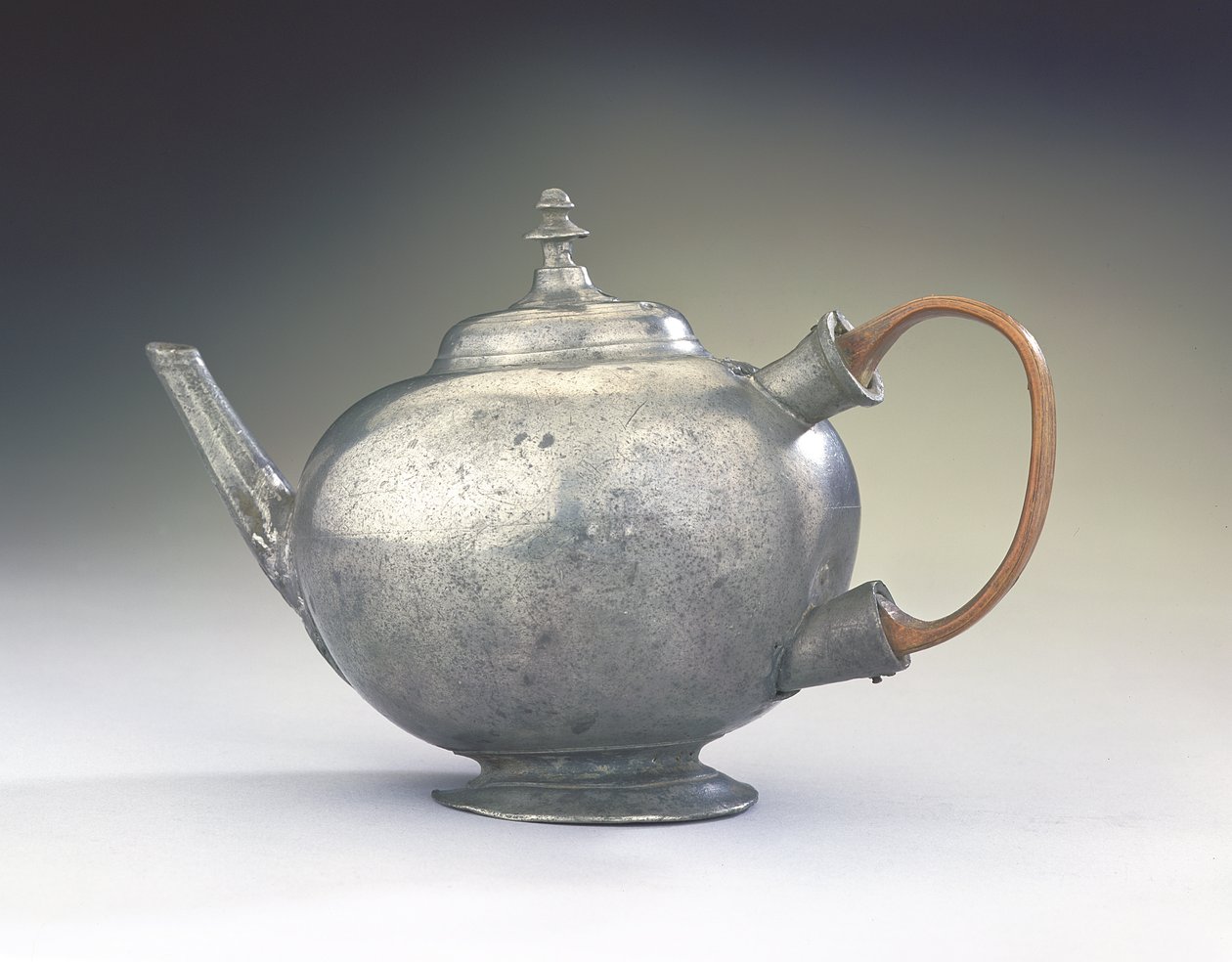 Teekannu, Boston, Massachusetts, 1740-60 (tina ja puu) tekijältä American School