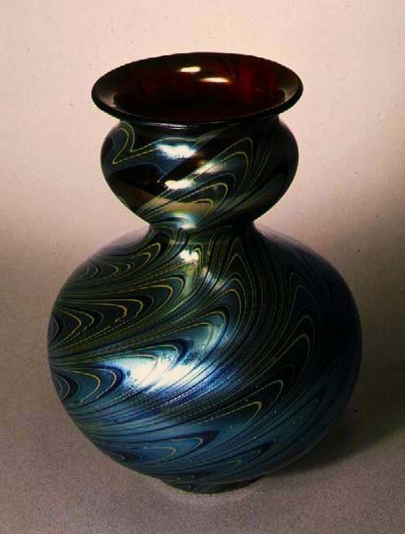 Tiffany-kaksoiskurkun muotoinen maljakko, New York, n.1890 (lasi). tekijältä American School