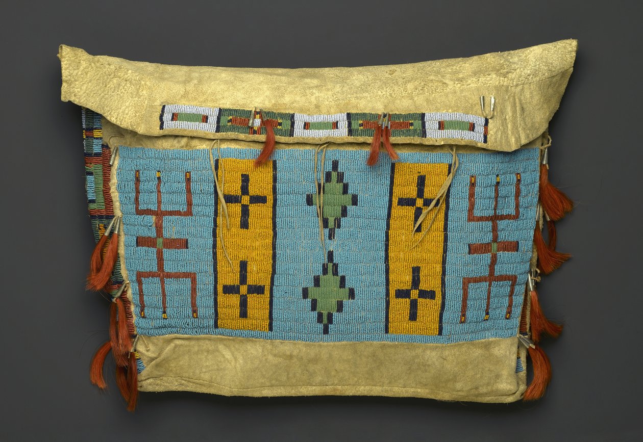 Tipi Bag, Plainsin alueelta, n. 1860-1900 (nahka, helmi, metalli ja hevosenkarvat) tekijältä American School