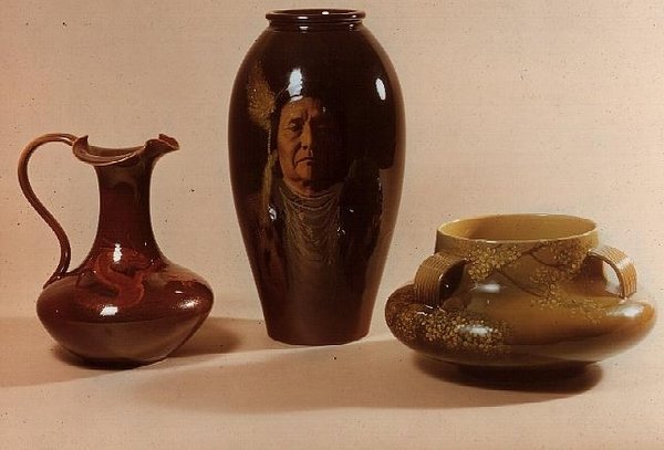 Maljakko Nez Perce -heimon päällikön Josephin muotokuvalla, W.P.Macdonaldin allekirjoitus; ewer, jossa lohikäärme-aihe, merkitty Albert R. Valentienin nimikirjaimilla; kulho japanilaisella kukkakuviolla (keraaminen) tekijältä American School