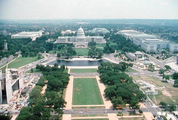 Näkymä Yhdysvaltojen Capitolille ja National Mallille tekijältä American School