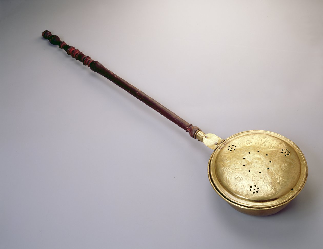 Lämmityspannu, luultavasti Bostonista, 1780-90 (messinki & vaahtera tai koivu) tekijältä American School