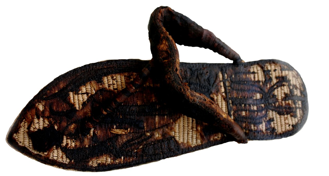 Tutankhamunien sandaali koristeltu vangeilla ja sema-tawy-symboleilla, 1300-luku. eKr tekijältä Ancient Egypt