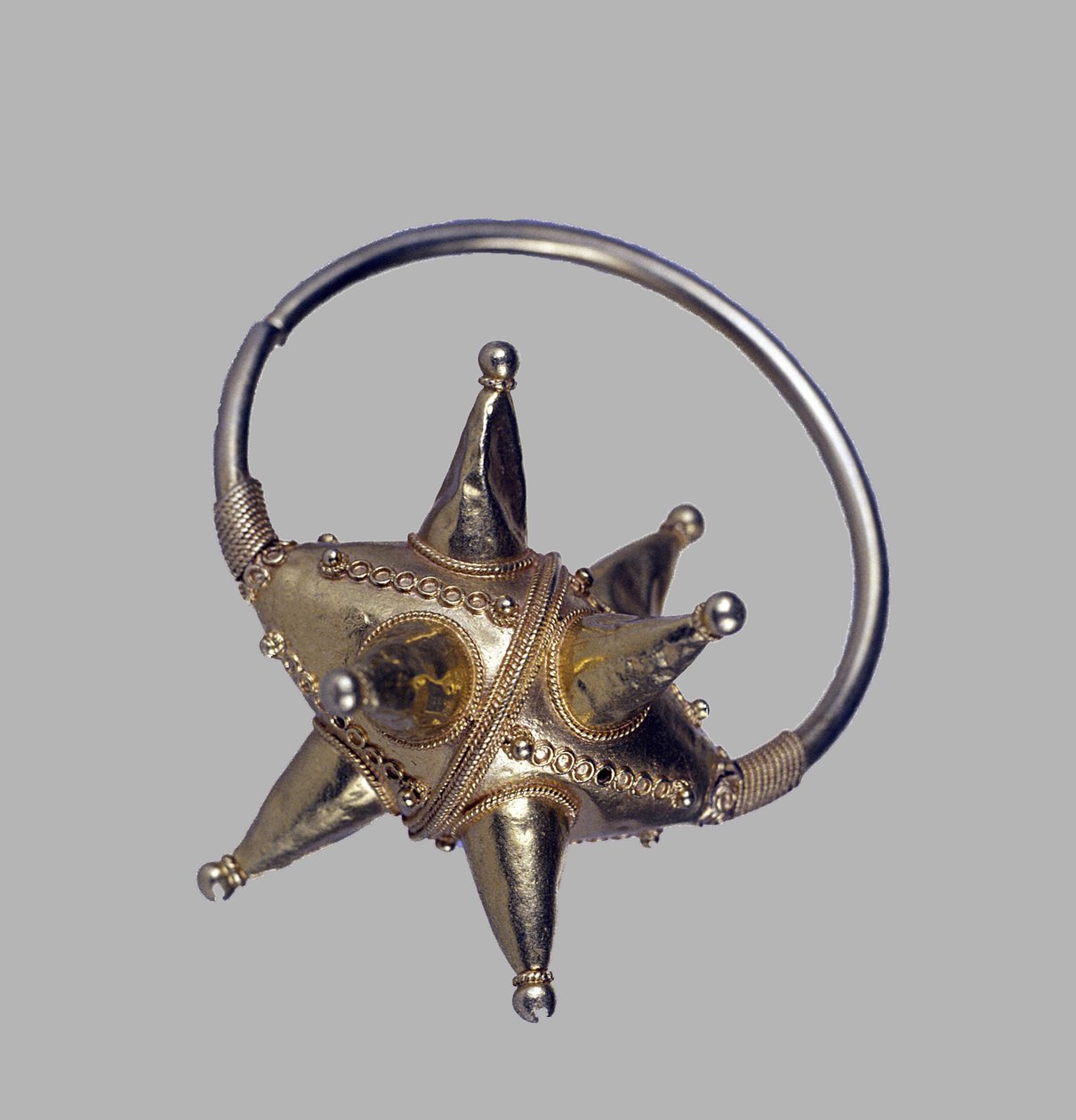 Kultainen riipus Kolt, 1000-1200 tekijältä Ancient Russian Art