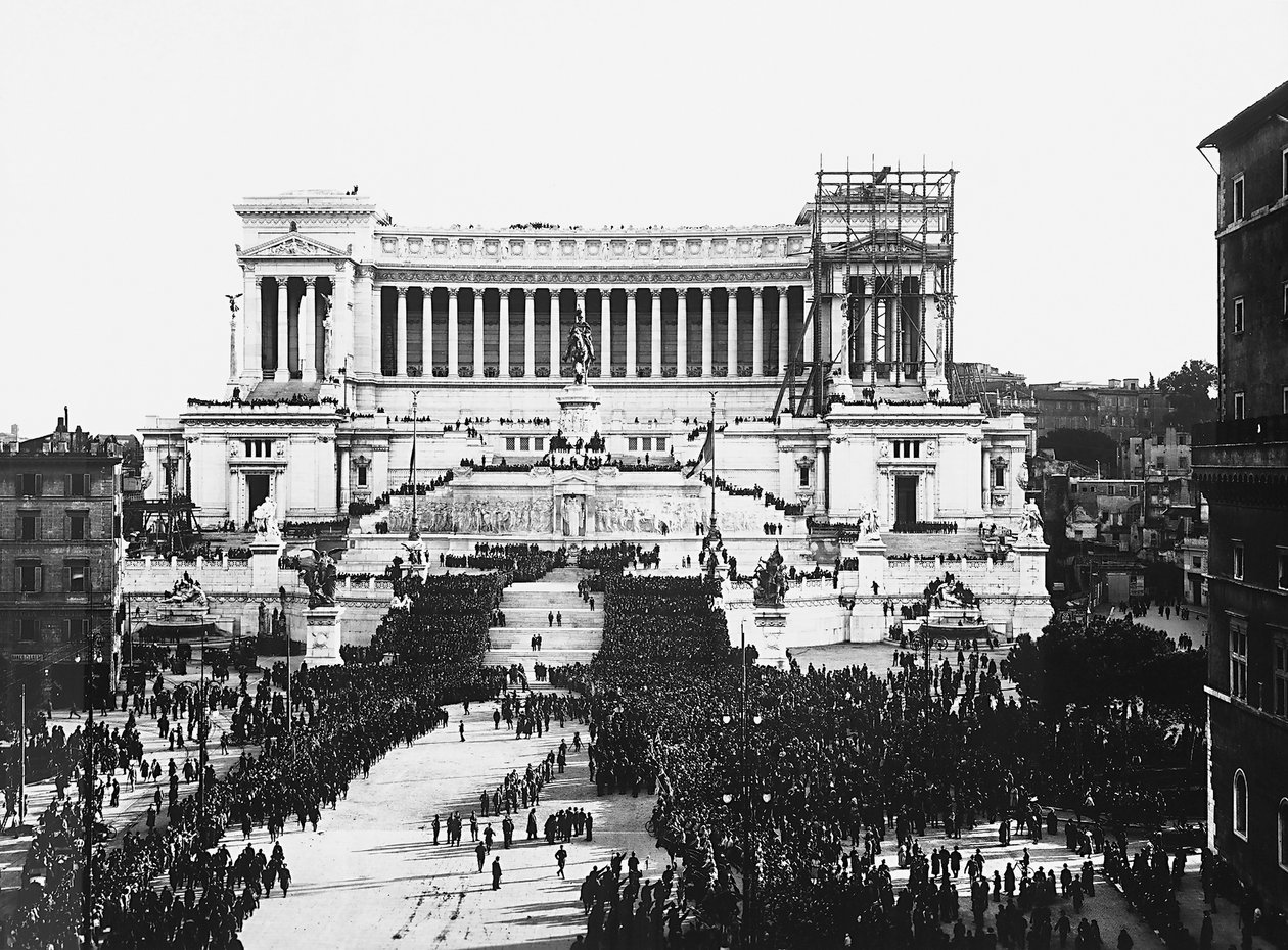 Fasistinen juhla Tuntemattoman sotilaan muistoksi Altare della Patriassa (Isänmaan alttarissa) Roomassa, 11.4.1922 (b/w kuva) tekijältä Anderson Anderson
