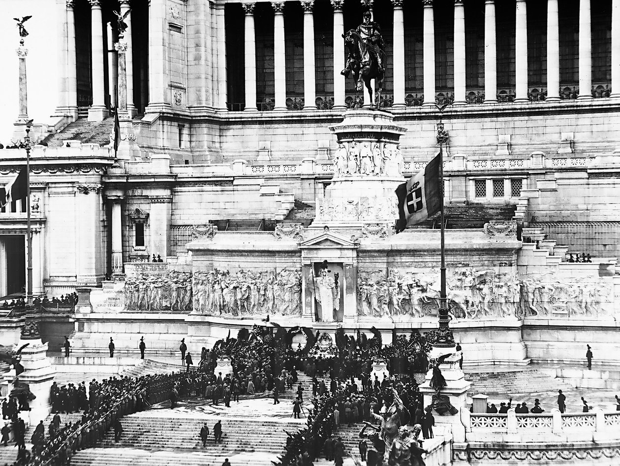 Fasistien juhla Tuntemattoman sotilaan muistoksi Altare della Patria (Isänmaan alttari) Roomassa, 04/11/1922 (s/w kuva). tekijältä Anderson Anderson