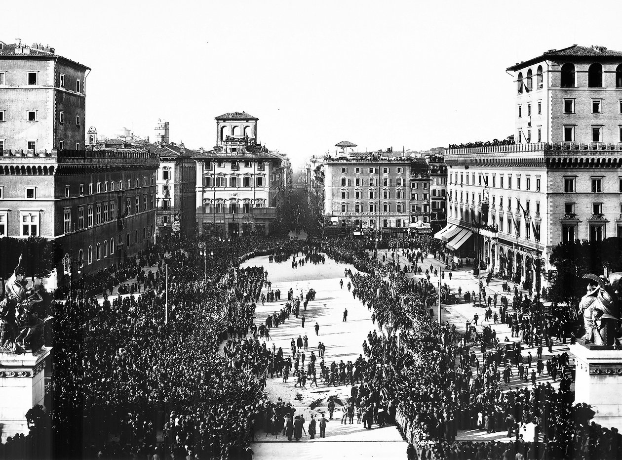 Piazza Venezia Roomassa tuntemattoman sotilaan muistojuhlan aikana Altare della Patriassa (Isänmaan alttari), 11.4.1922 (m/v kuva) tekijältä Anderson Anderson
