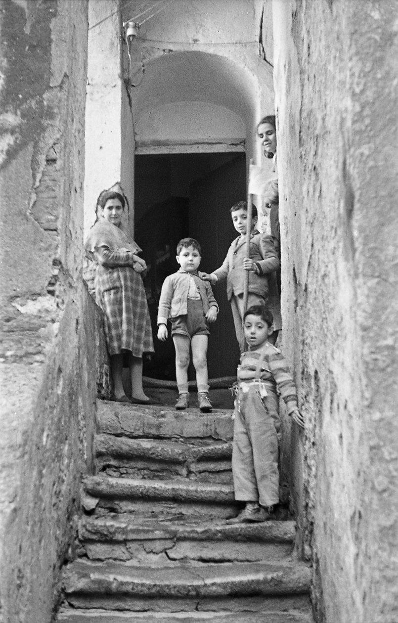 CROTONE - PORTAISSA tekijältä Ando Gilardi