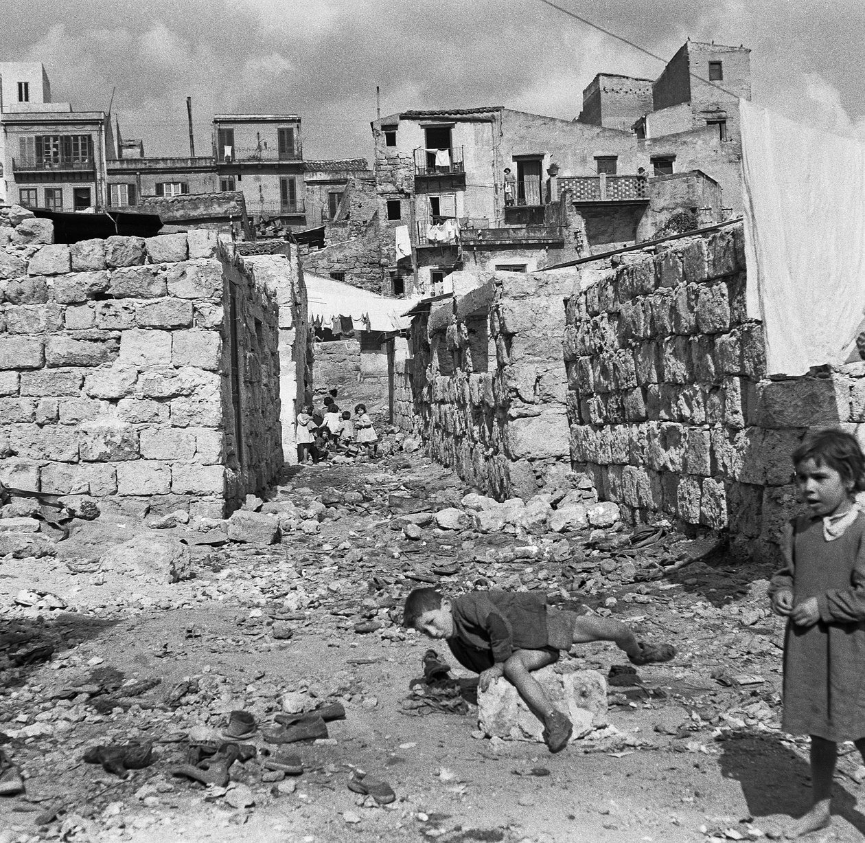 PALERMO välähdys köyhästä pikkukaupungista, jossa kadut olivat yhä raunioiden peitossa, jotka olivat jäänteitä vuoden 1943 pommituksista. tekijältä Ando Gilardi