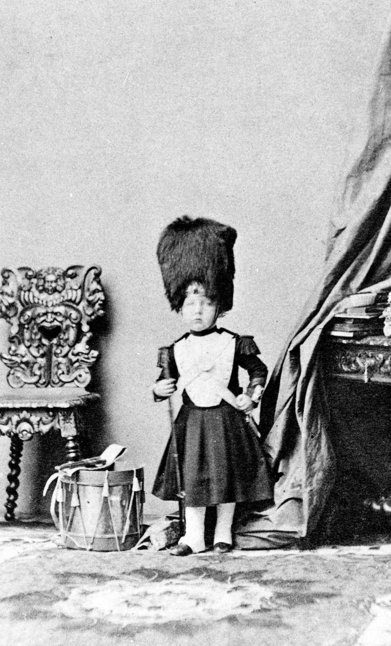 Prinssi keisarillinen Grenadierikaartin rumpalin univormussa, n. 1860 tekijältä Andre Adolphe Eugene Disderi