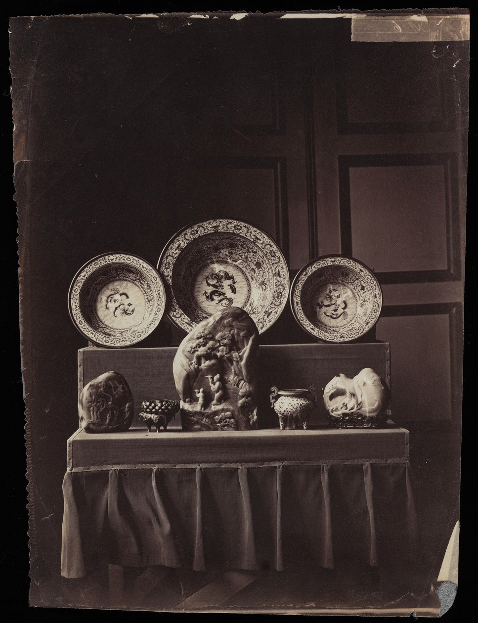 Näyttely keisarinna Eugenien kiinalaisessa museossa Fontainebleaussa, n. 1861 (albumiprintti) tekijältä Andre Adolphe Eugene Disderi