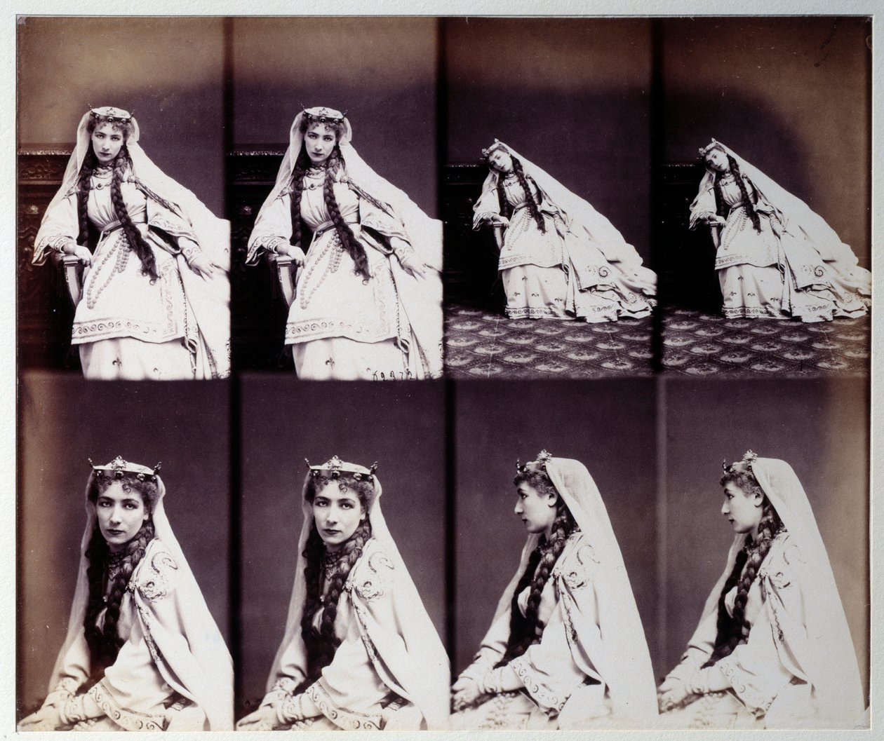 Henriette Rosine Bernardin muotokuva Sarah Bernhardtissa (1844-1923) näyttämöasussa tekijältä Andre Adolphe Eugene Disderi