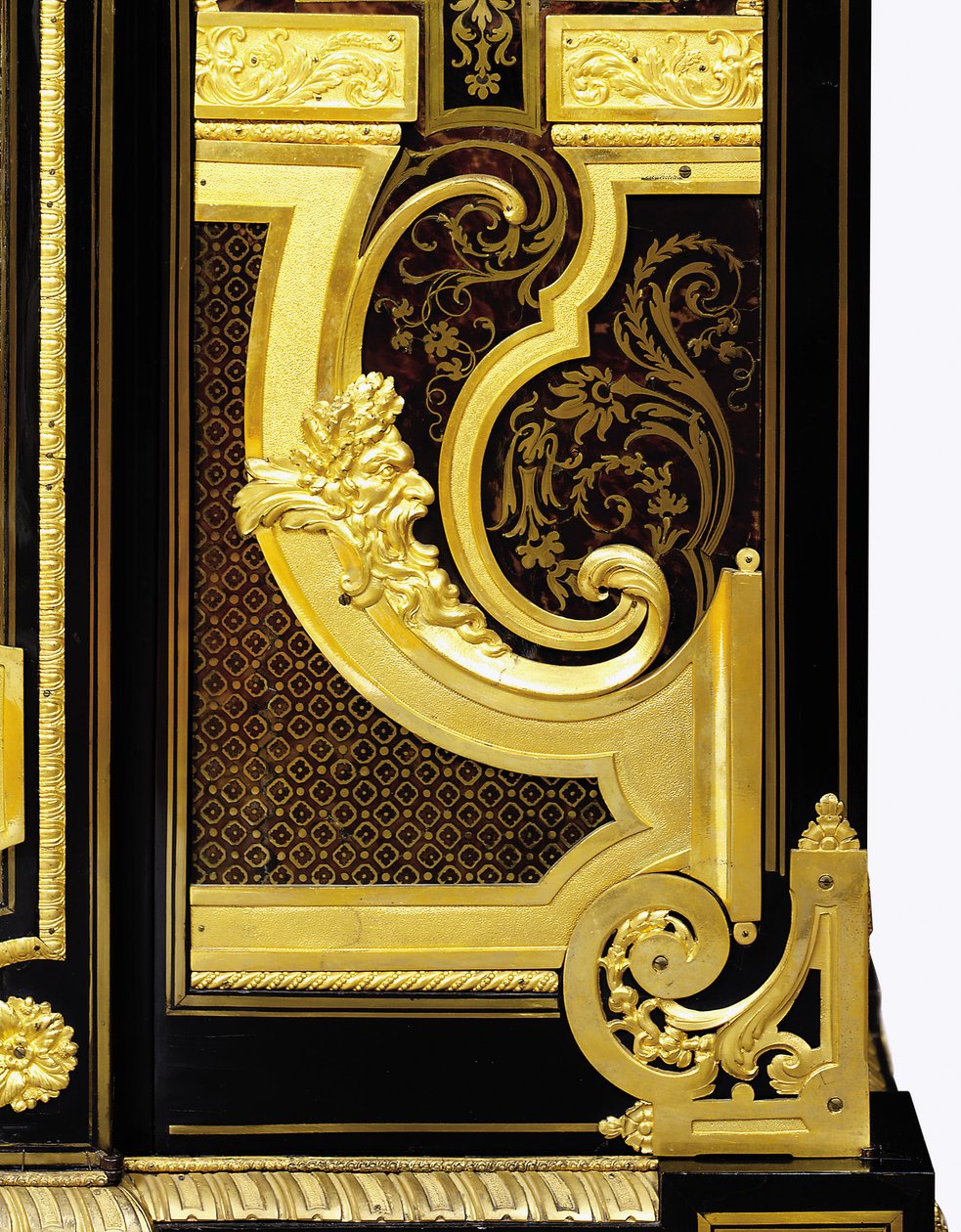 Yksityiskohta C-kierrätyssokkelista, jossa on satyr maski, Louis XIV:n ormolu-kiinnitetystä petite kaappista tekijältä Andre Charles (attr. to) Boulle