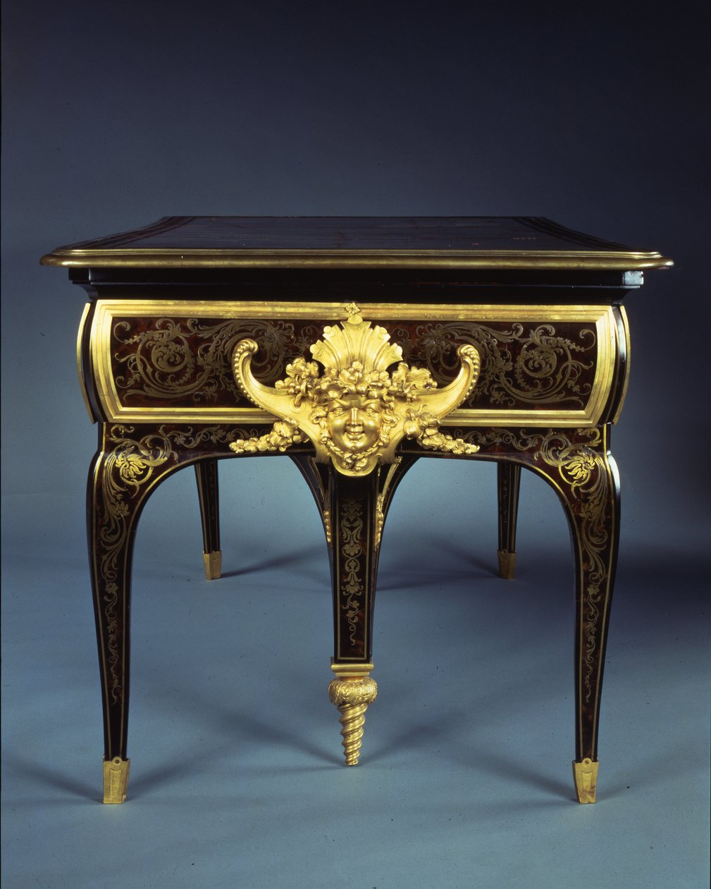Louis XIV Bureau Plat (ormolu, messinki, kilpikonnankuori ja eebenpuu) (katso myös 1209563) tekijältä Andre Charles (attr. to) Boulle