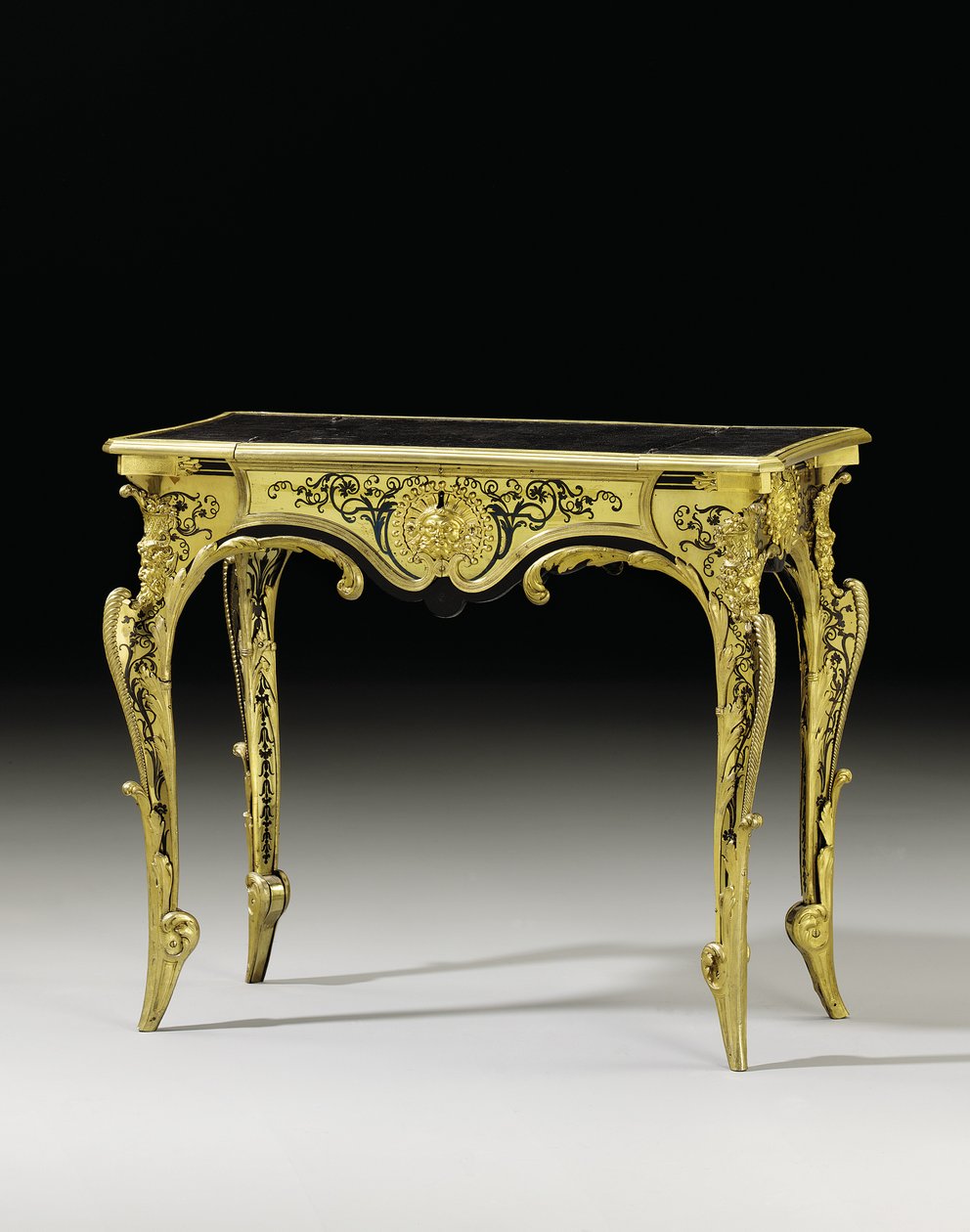 Ludvig XIV:n toimistolava, n. 1700 (ormolu, kilpikonnankuori, eebenpuu, messinki ja siniseksi petsattu sarvi) tekijältä Andre Charles (attr. to) Boulle