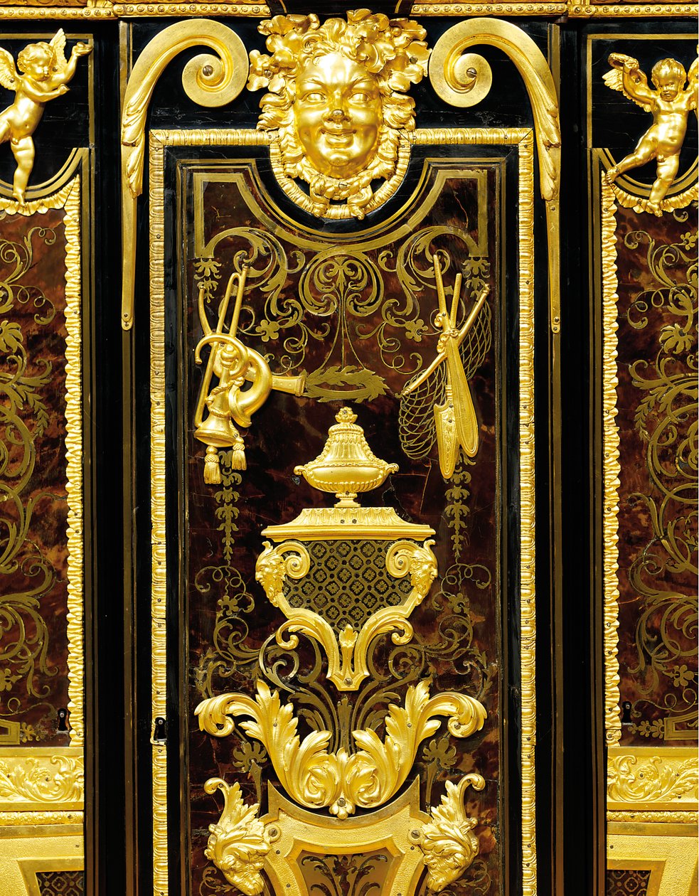 Louis XIV petit armoise, n. 1700–1710 (ormolu, messinki, kilpikonnankuori, eebenpuu ja intarsia) tekijältä Andre Charles (attr. to) Boulle
