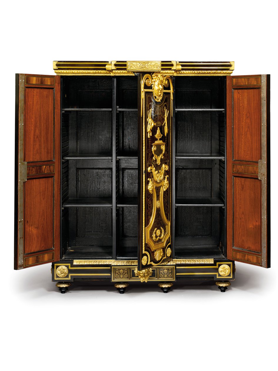 Louis XIV petit armoise, n. 1700–1710 (ormolu, messinki, kilpikonnankuori, eebenpuu ja intarsia) tekijältä Andre Charles (attr. to) Boulle