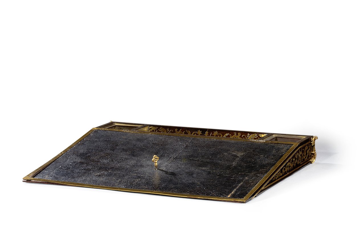 Regence ecritoire, n. 1715–1720 (messingistä upotettu kilpikonnankuori ja eebenpuu) tekijältä Andre Charles (attr. to) Boulle