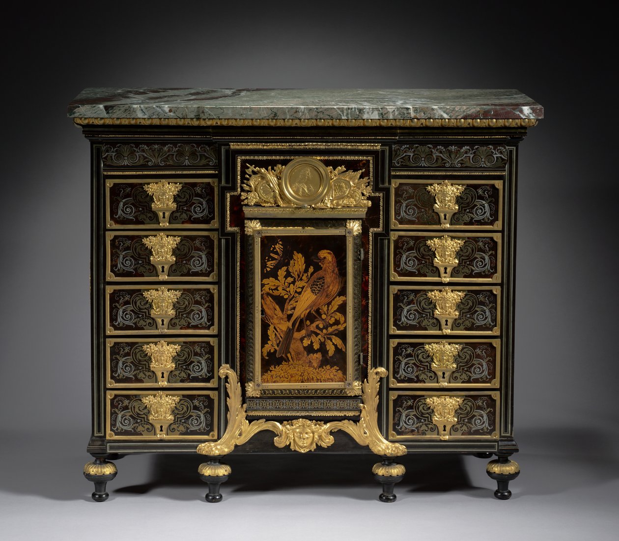 Ebony Cabinet, n. 1690 (intarsia metallia ja kilpikonnan kuorta, puuta) tekijältä Andre Charles Boulle