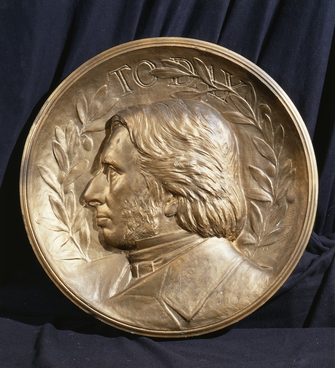 John Ruskinin medaljonkimuotokuva (kipsi) tekijältä Andrea Carlo Lucchesi