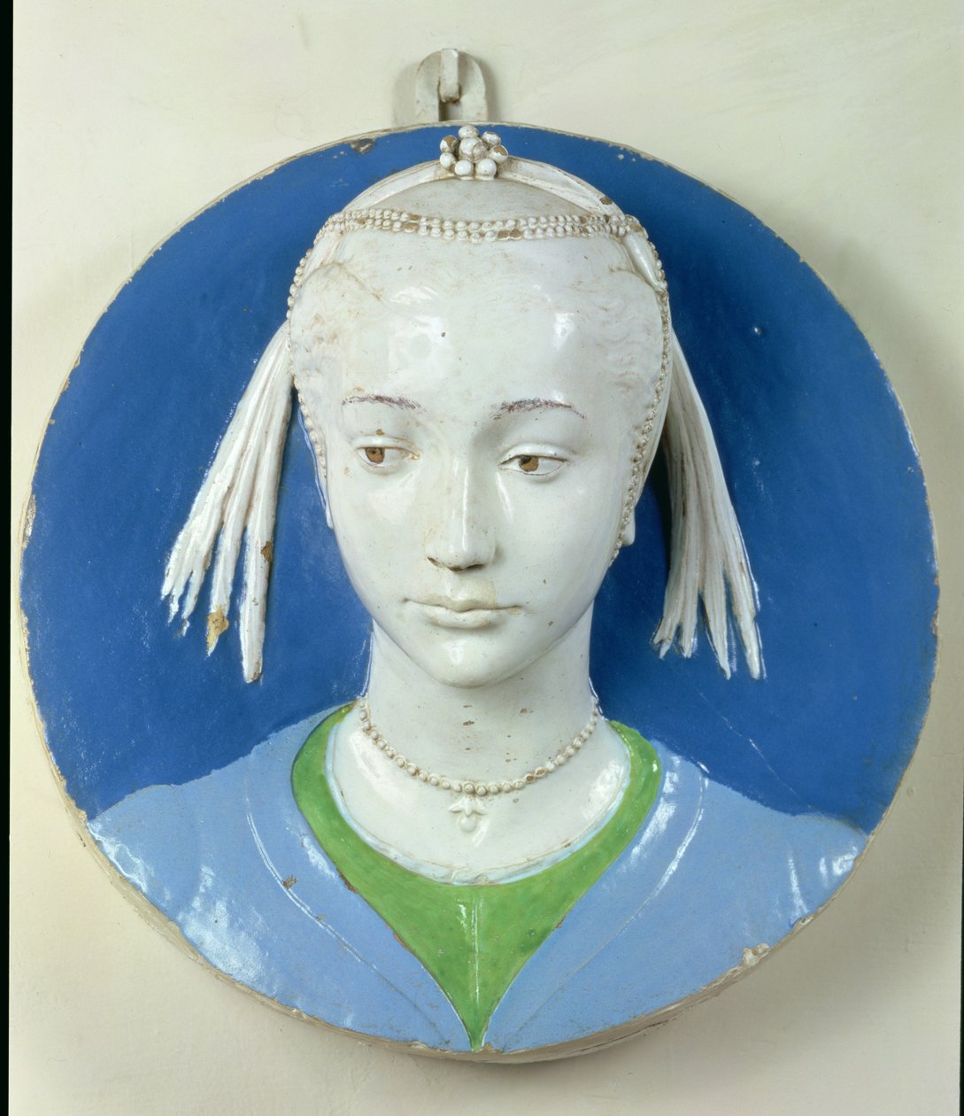 Naisen pään kohokuvio (lasitettu terrakotta) tekijältä Andrea Della Robbia
