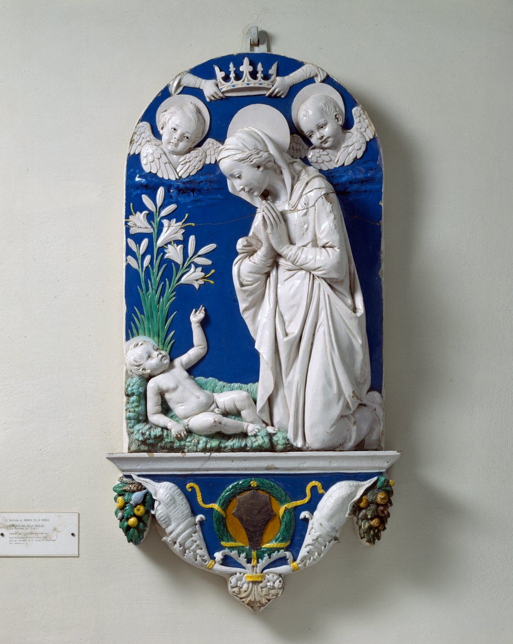 Neitsyt Marian palvonta (Lillien Madonna) n.1490 (lasitettu terrakotta). tekijältä Andrea Della Robbia