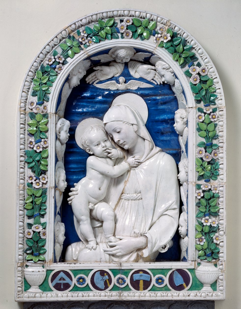 Madonna ja lapsi (Arkkitehtien Madonna) (lasitettu terrakotta) tekijältä Andrea Della Robbia
