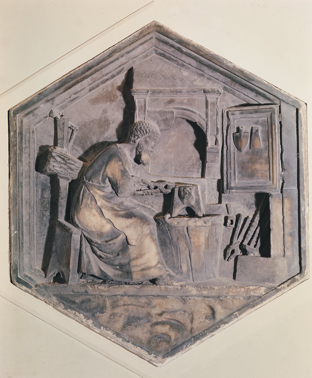 The Art of Forging, kuusikulmaiset koristeelliset kohokuvioiset paneelit sarjasta, joka kuvaa taiteen ja tieteen harjoittajia, mahdollisesti perustuen Giotton (n. 1334-1348) suunnitelmiin (marmori) tekijältä Andrea Pisano