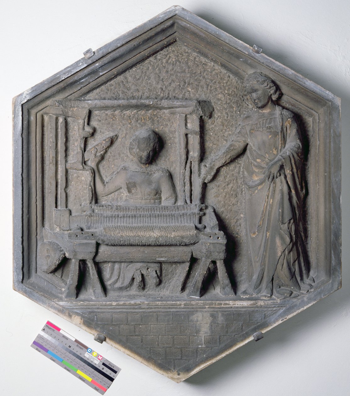 Kudonnan taito, kuusikulmainen koristeellinen reliefilaatta taiteiden ja tieteiden harjoittajia esittävästä sarjasta, joka mahdollisesti perustuu Giotton (n.1266-1377) suunnitelmiin n.1334-48 (marmori). tekijältä Andrea Pisano