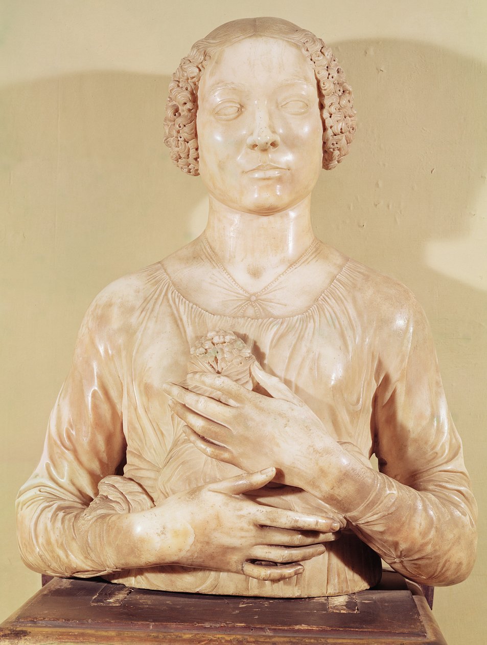 Nainen kimpun kanssa, n. 1475-80 (marmori) tekijältä Andrea del Verrocchio