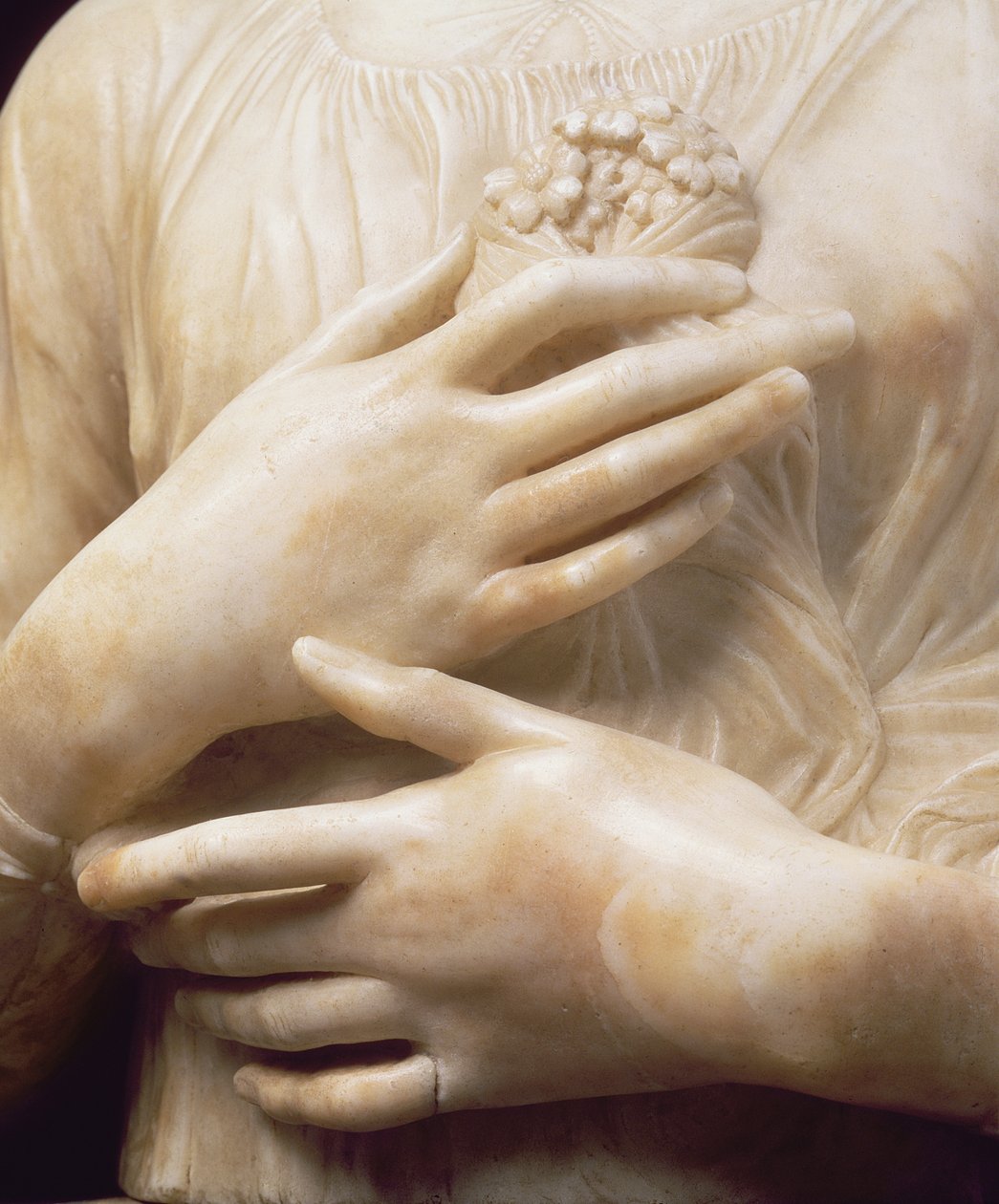 Nainen, jolla on kukkakimppu, yksityiskohta käsistään n. 1475-80 (marmori) (yksityiskohta 434102) tekijältä Andrea del Verrocchio