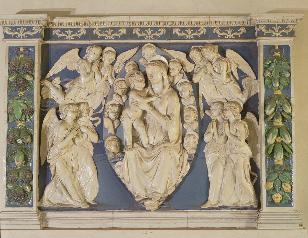 Madonna lapsen ja enkelien kanssa (lasitettu terrakotta) tekijältä Andrea Della Robbia