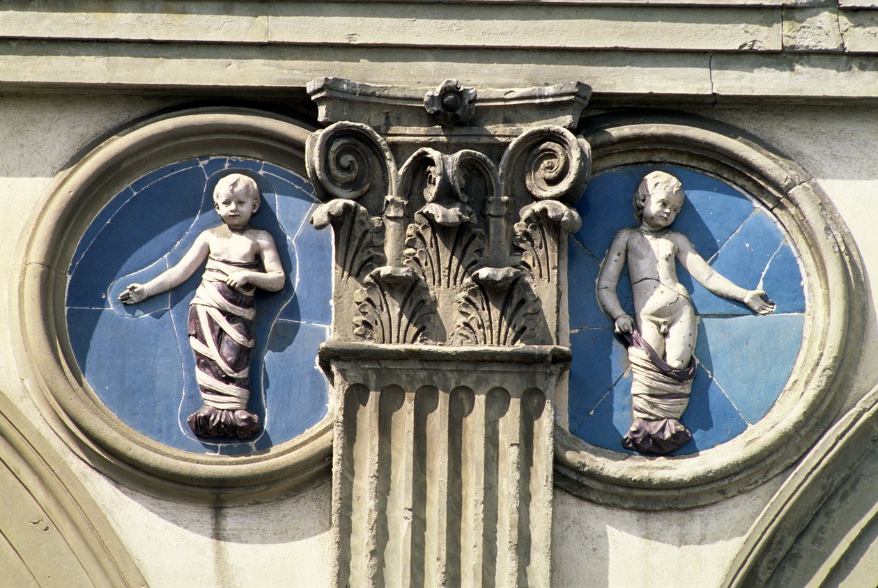 Pyöreitä ja pilastereita loggian pylväskorokkeesta, n.1420. tekijältä Andrea Della Robbia