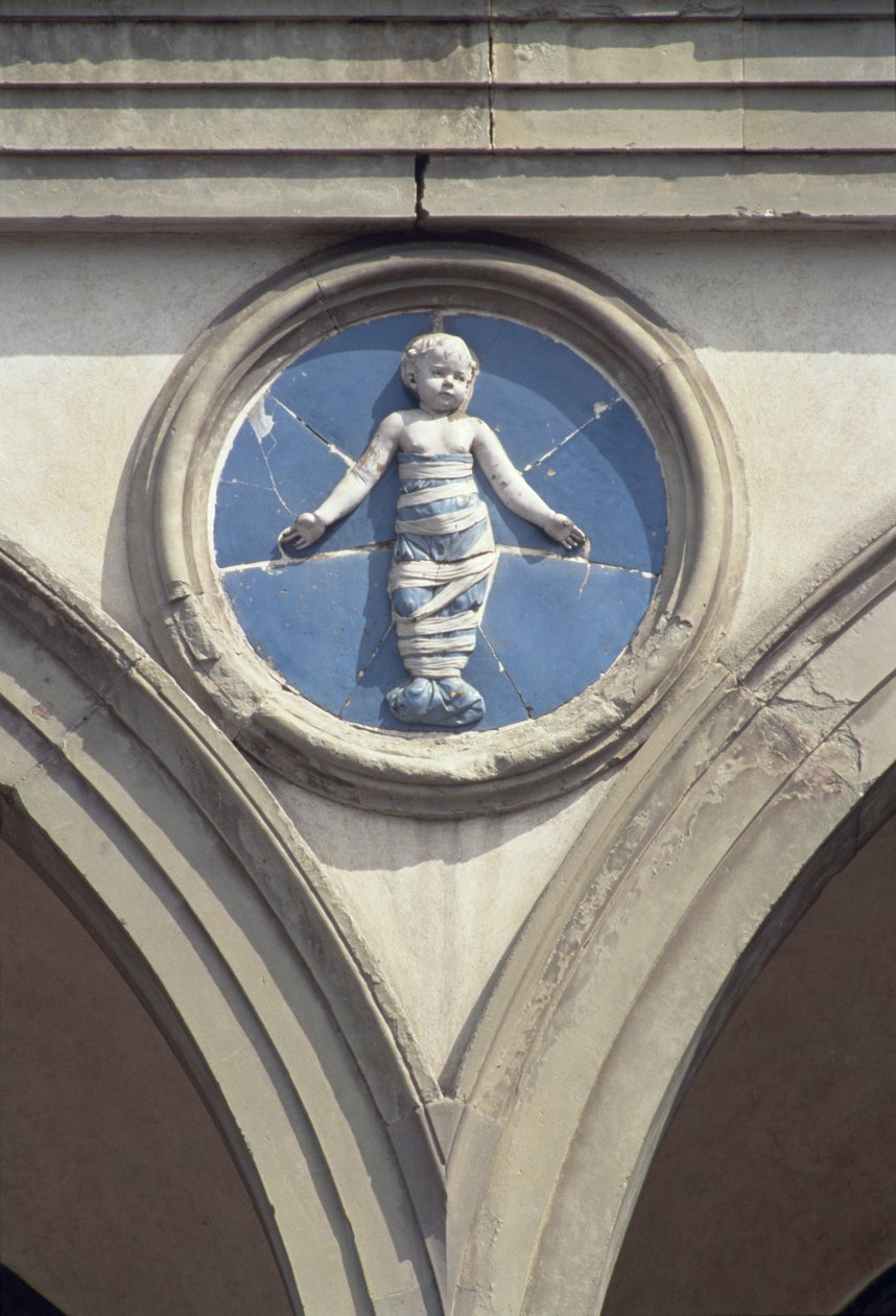 Rounddel julkisivusta (lasitettu terrakotta) tekijältä Andrea Della Robbia