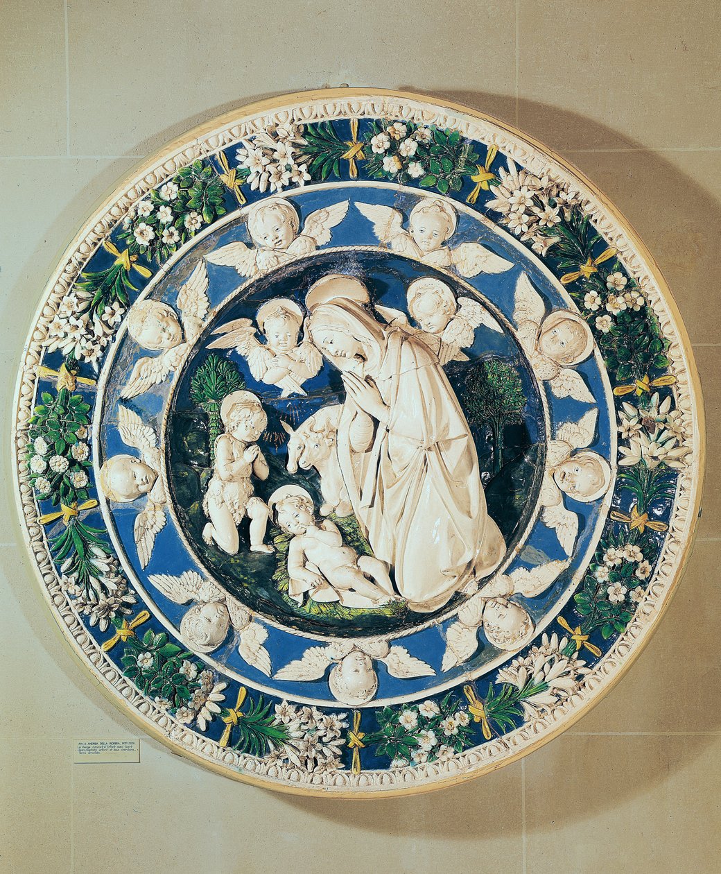 Neitsyen palvonta Pyhän Johannes Kastajan ja kahden kerubin kanssa (monivärinen lasitettu terrakotta) tekijältä Andrea Della Robbia
