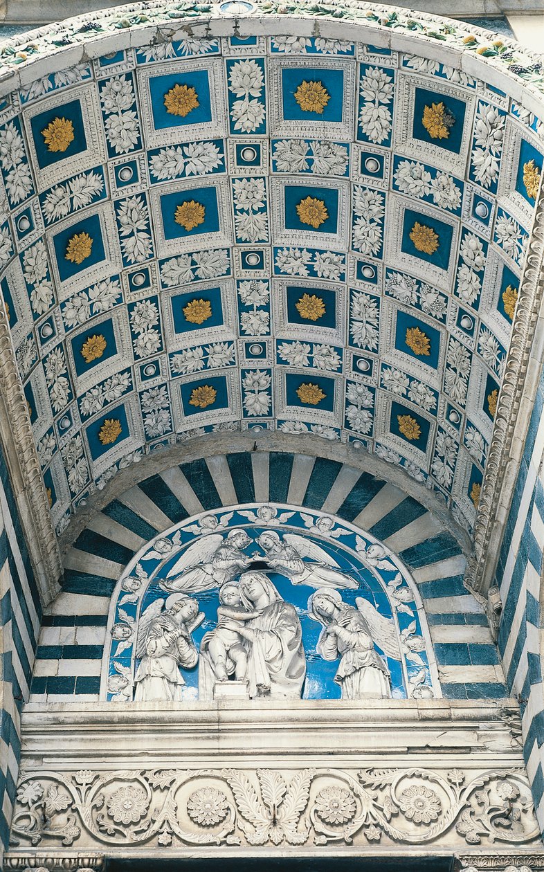 Portikon keskiholvi, jossa sininen kakku ja kullatut ruusukkeet, ja yläpuolella lunette, jossa lasitettu savireliefi Madonna ja lapsi tekijältä Andrea Della Robbia