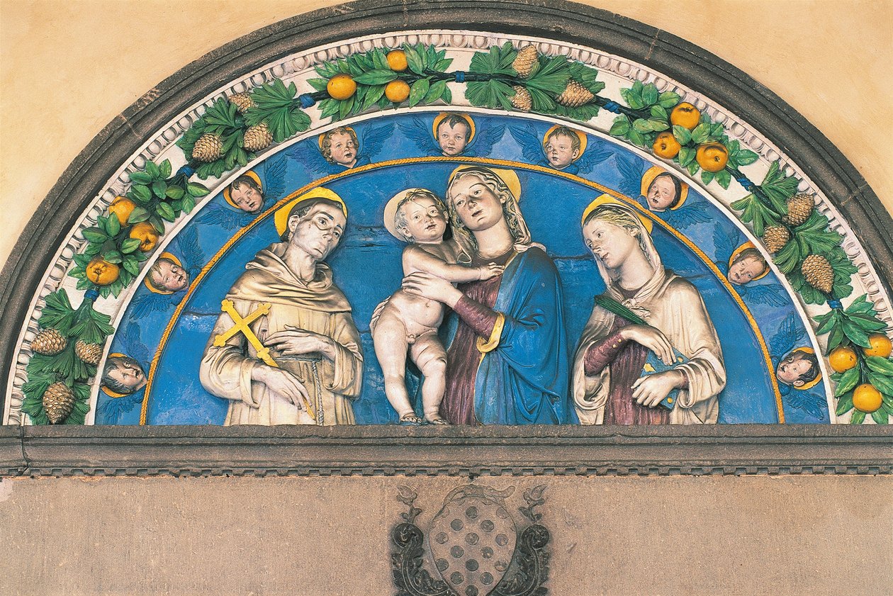 Lasitettu terrakottalunetti, joka esittää Madonnaa lapsen kanssa pyhien välissä tekijältä Andrea Della Robbia