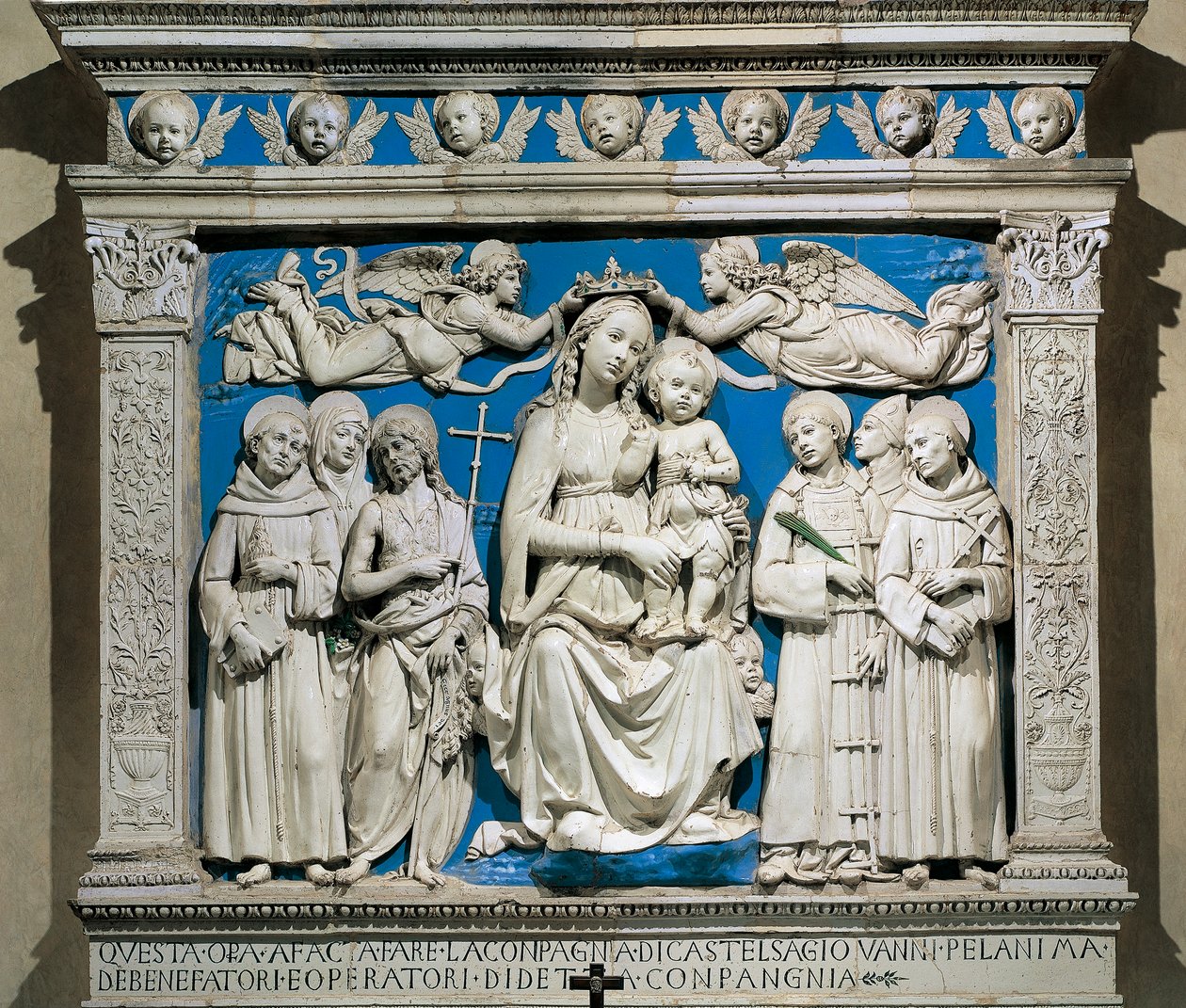Madonna ja lapsi pyhien kanssa, Andrea della Robbia (1435-1525), lasitetut keramiikka, Medici-kappeli, Santa Crocen kirkko, Firenze, Italia tekijältä Andrea Della Robbia