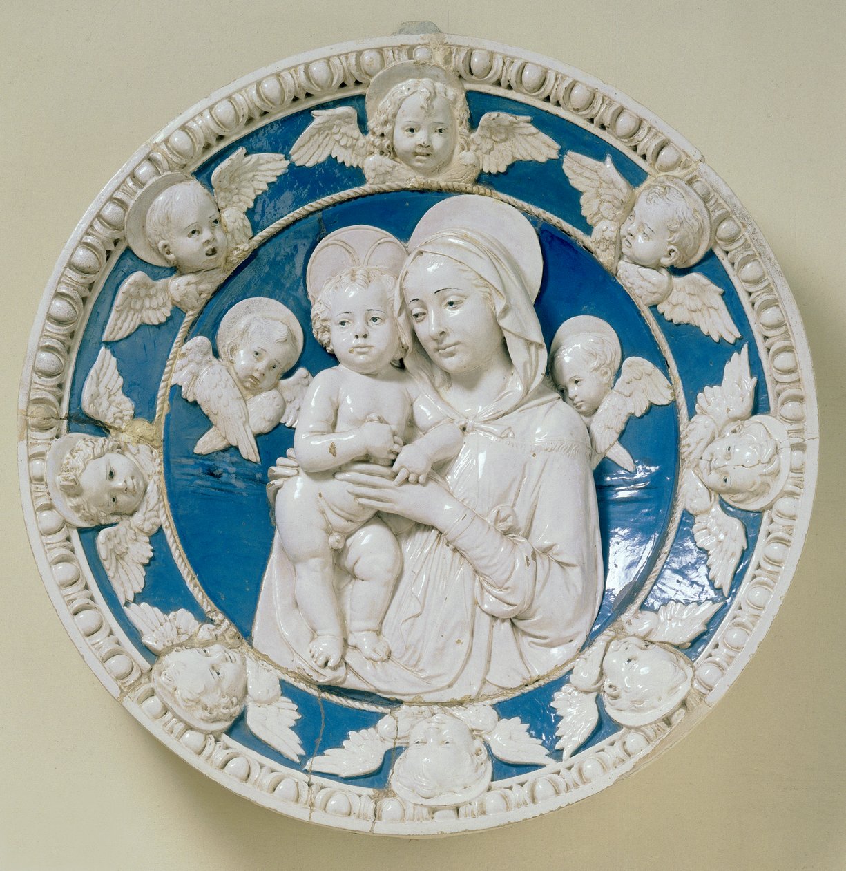 Kierros Madonnan ja lapsen kanssa tekijältä Andrea Della Robbia