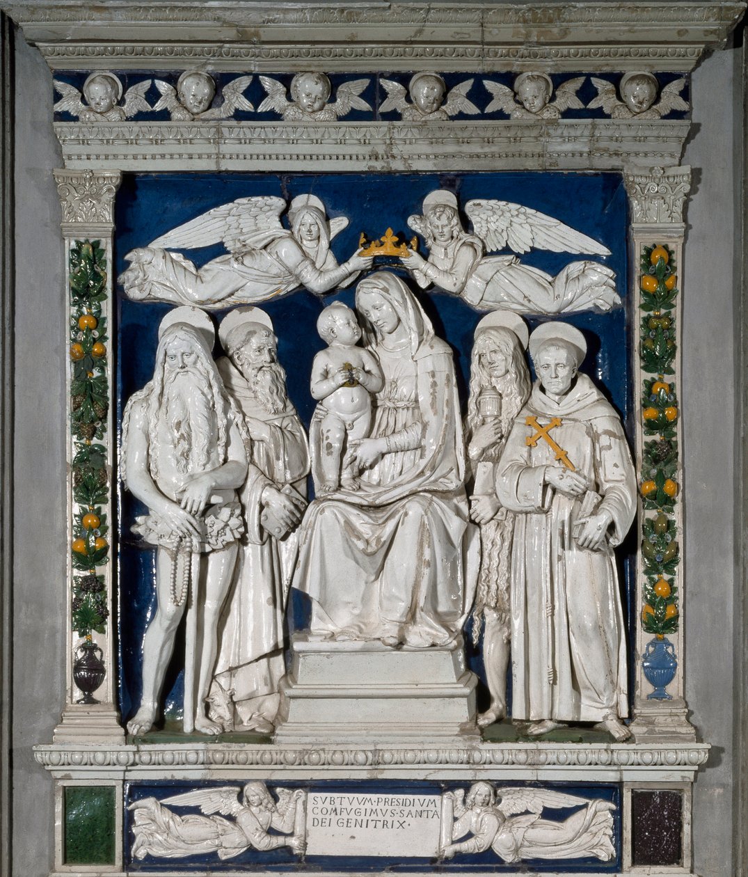 Turvapaikan neitsyt Neitsyt Maria ja Jeesus-lapsi Pyhän Onuphre Anachoreten (tai Suuren), Pyhän Antoniuksen Suuren ympäröimänä” (Pyhä Anthony Abbe (250/251-356) (tai Pyhä Anthony Erakko), Pyhä Maria Magdaleena ja Pyhä Francois tekijältä Andrea Della Robbia