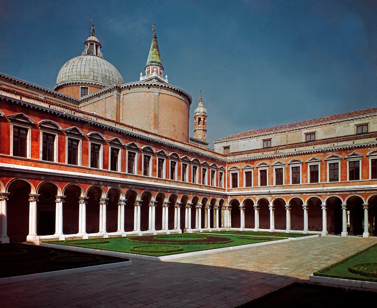 Renessanssiarkkitehtuuri: näkymä San Giorgio Maggioren (Pyhä Yrjö Majorin) kirkon luostarista, jonka on suunnitellut arkkitehti Andrea di Pietro della Gondola dit Palladio (1508-1580) 1566 Venetsia (Venezia), Italia tekijältä Andrea Palladio