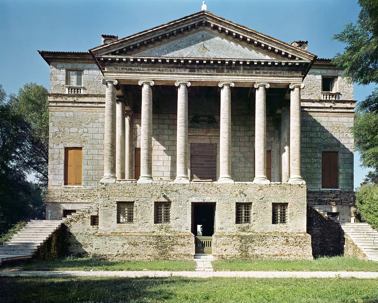Näkymä pääjulkisivusta, joka on rakennettu vuosina 1559-60. tekijältä Andrea Palladio